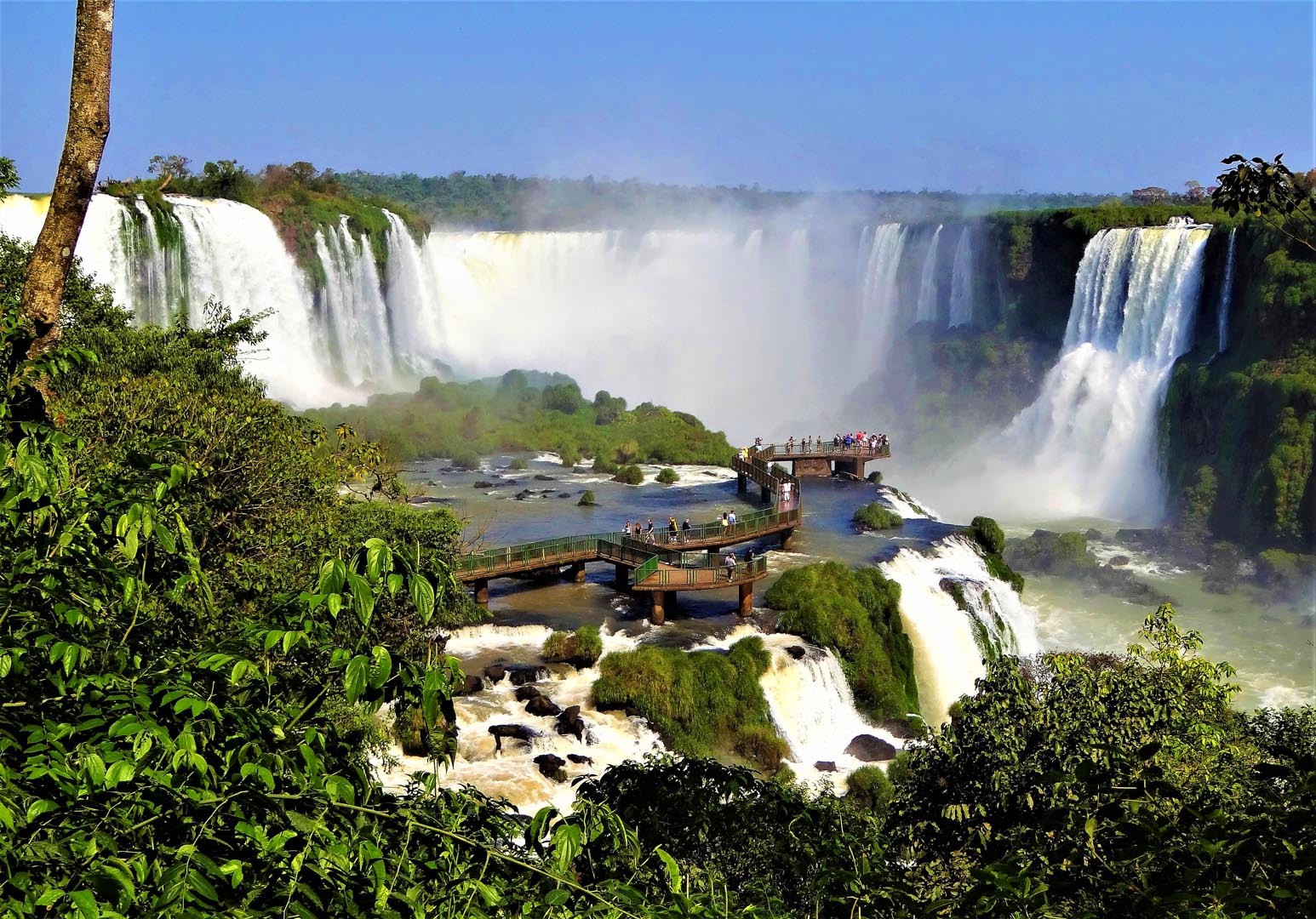 prohlidka-vodopadu-iguacu-z-brazilske-a-argentinske-strany.jpg