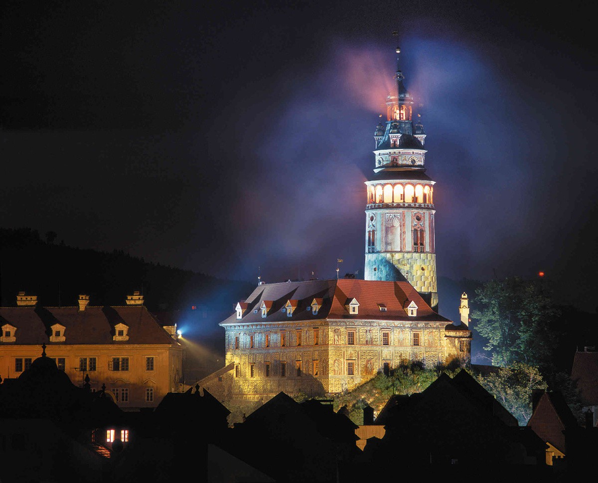 cesky-krumlov-castle-tower-at-night.jpg