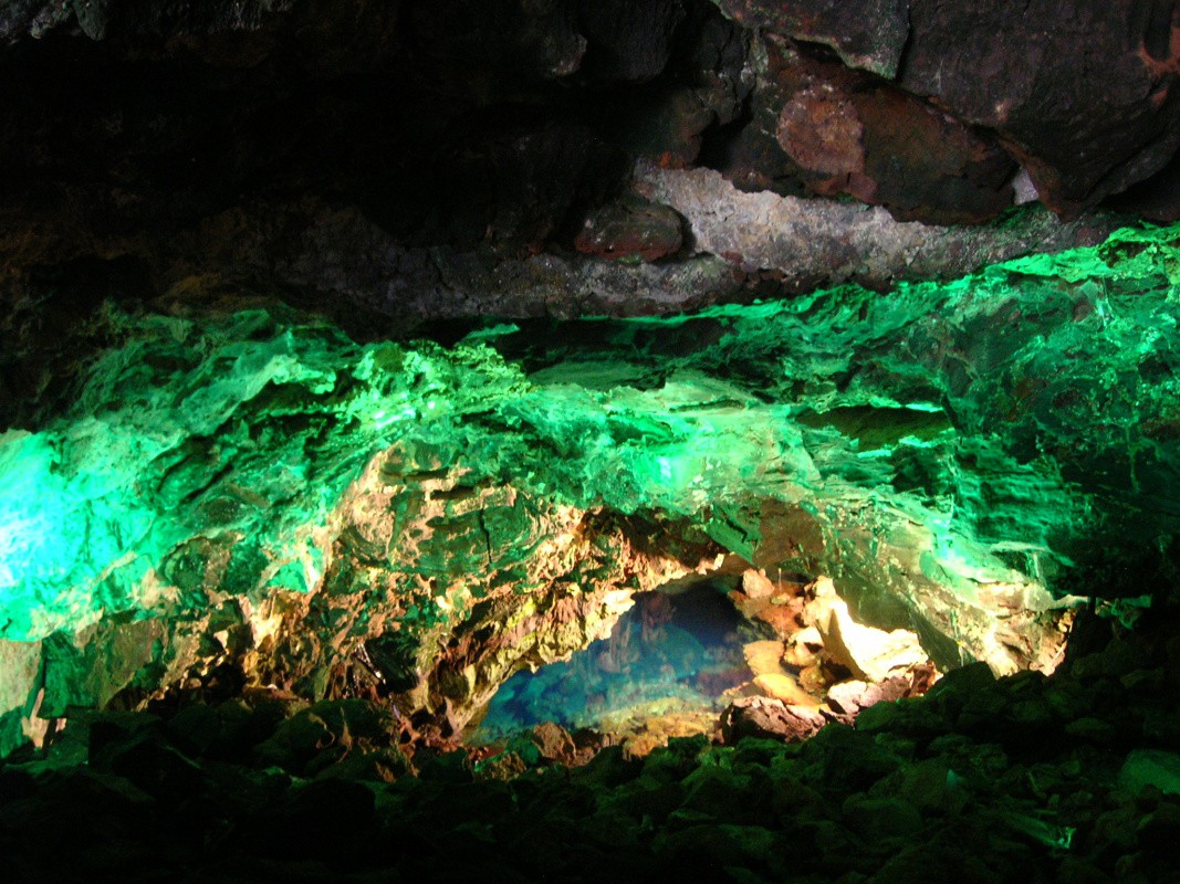 04_jameos_del_agua-_tunel_de_la_atlantida.jpg