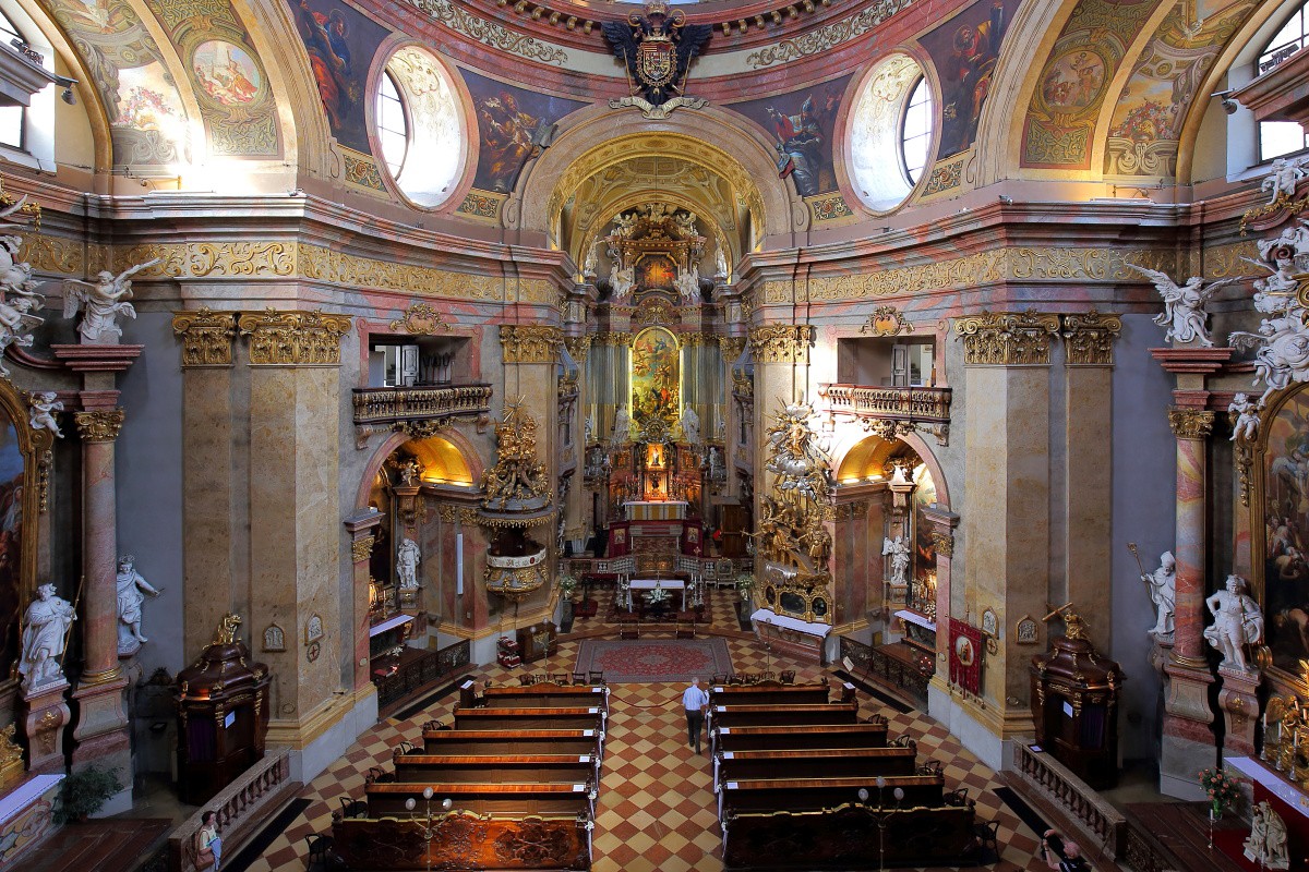 wien_-_peterskirche-_innenansicht.jpg