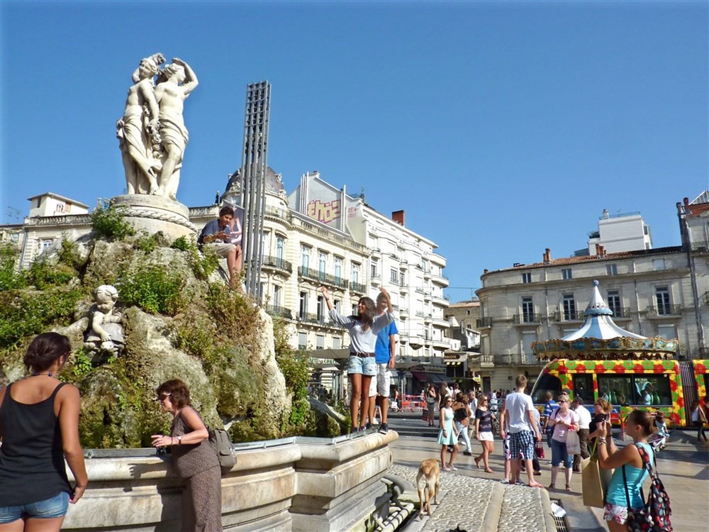 languedoc-093---montpellier_-place-de-la-comedie-a-fontaine-de-trois-graces.jpg