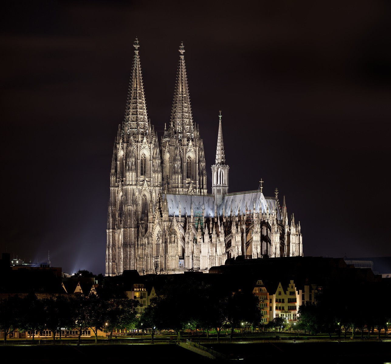 kolner_dom_nachts_2013.jpg