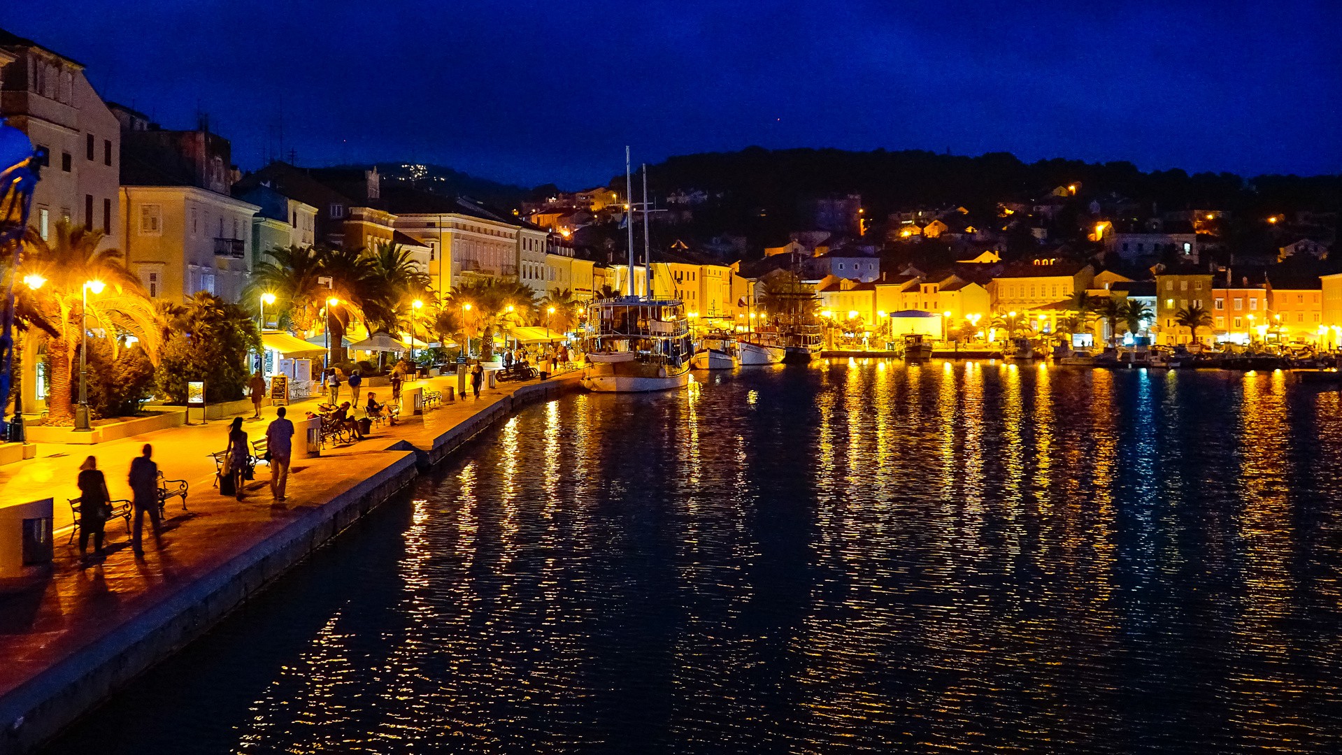 blaue-stunde-im-hafenstaedtchen-mali-losinj-61177a9a-346f-42fa-9cf4-cca2f0a8a8b6.jpg