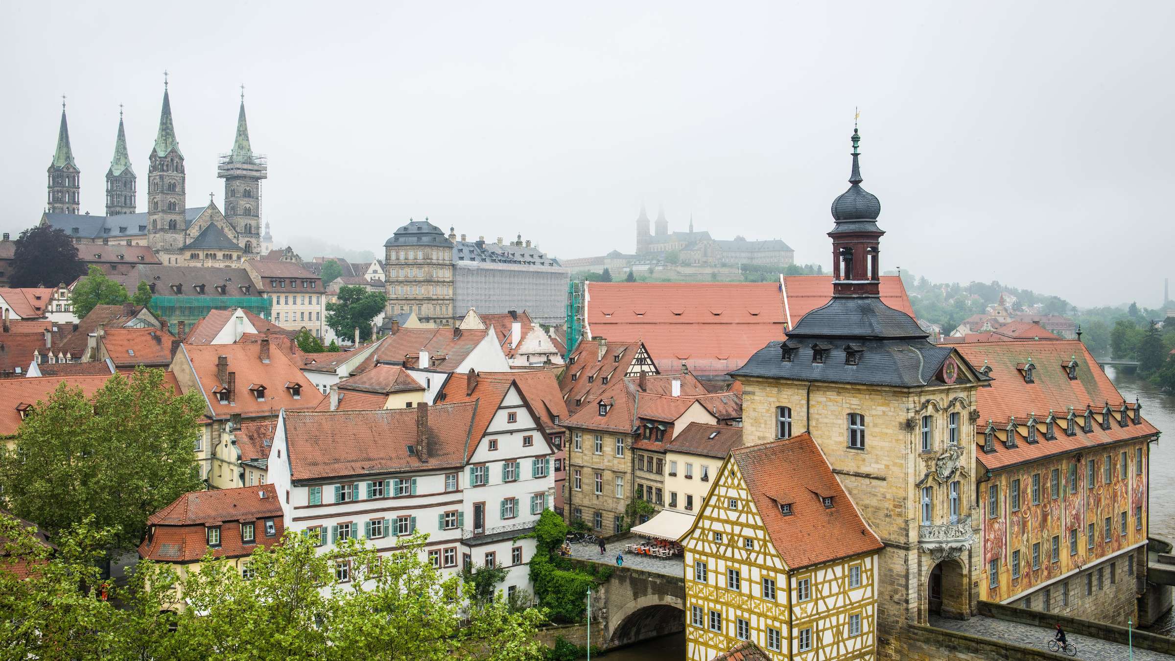 25155388-der-nebel-gibt-in-bamberg-den-blick-auf-dom-kloster-michaelsberg-und-das-alte-rathaus-ueber-der-regnitz-frei-bea.jpg