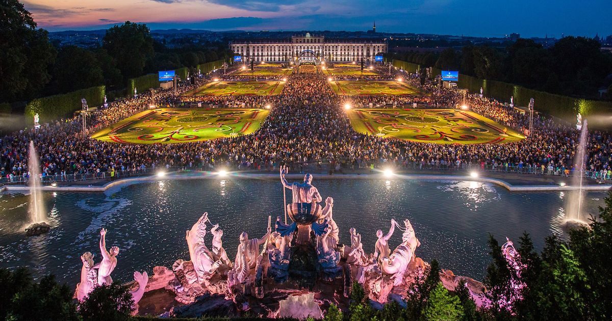 sommernachtskonzert-schoenbrunn-2019-wiener-philharmoniker-blick-auf-neptunbrunnen-park-schloss.jpg