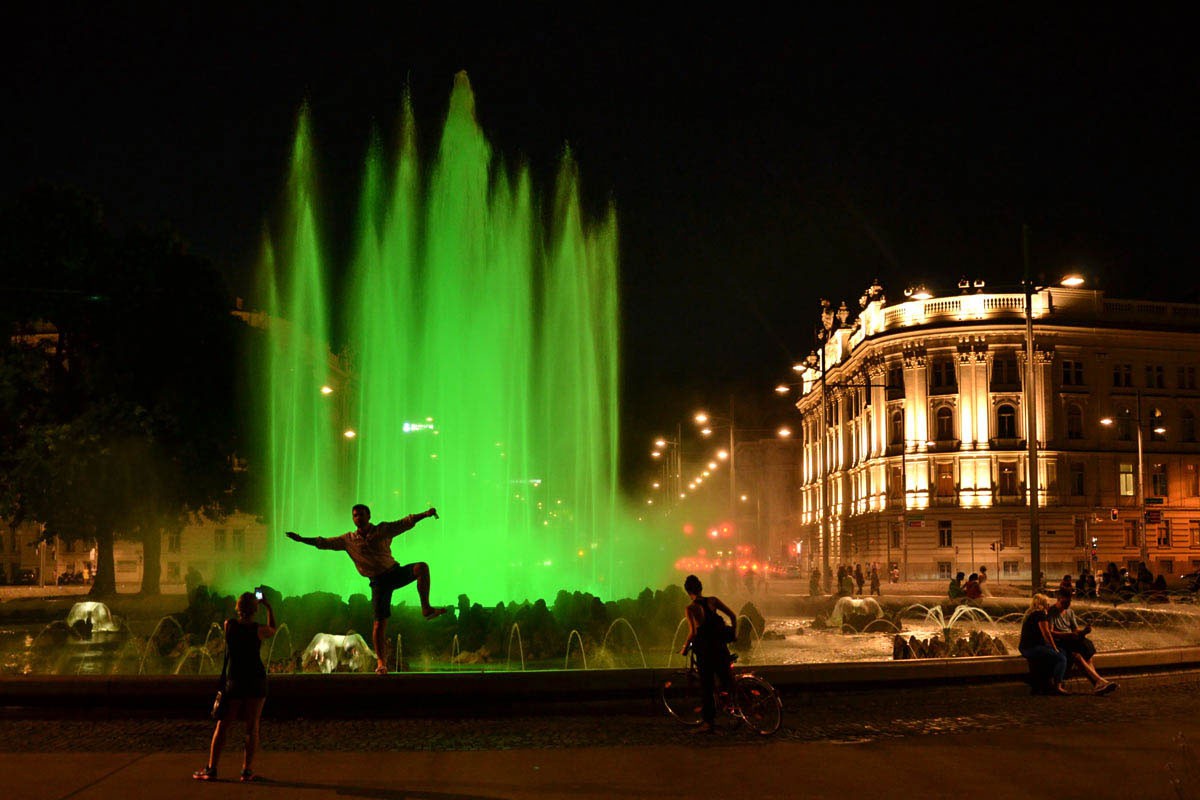 vienna-at-night-schwarzenbergplatz.jpg