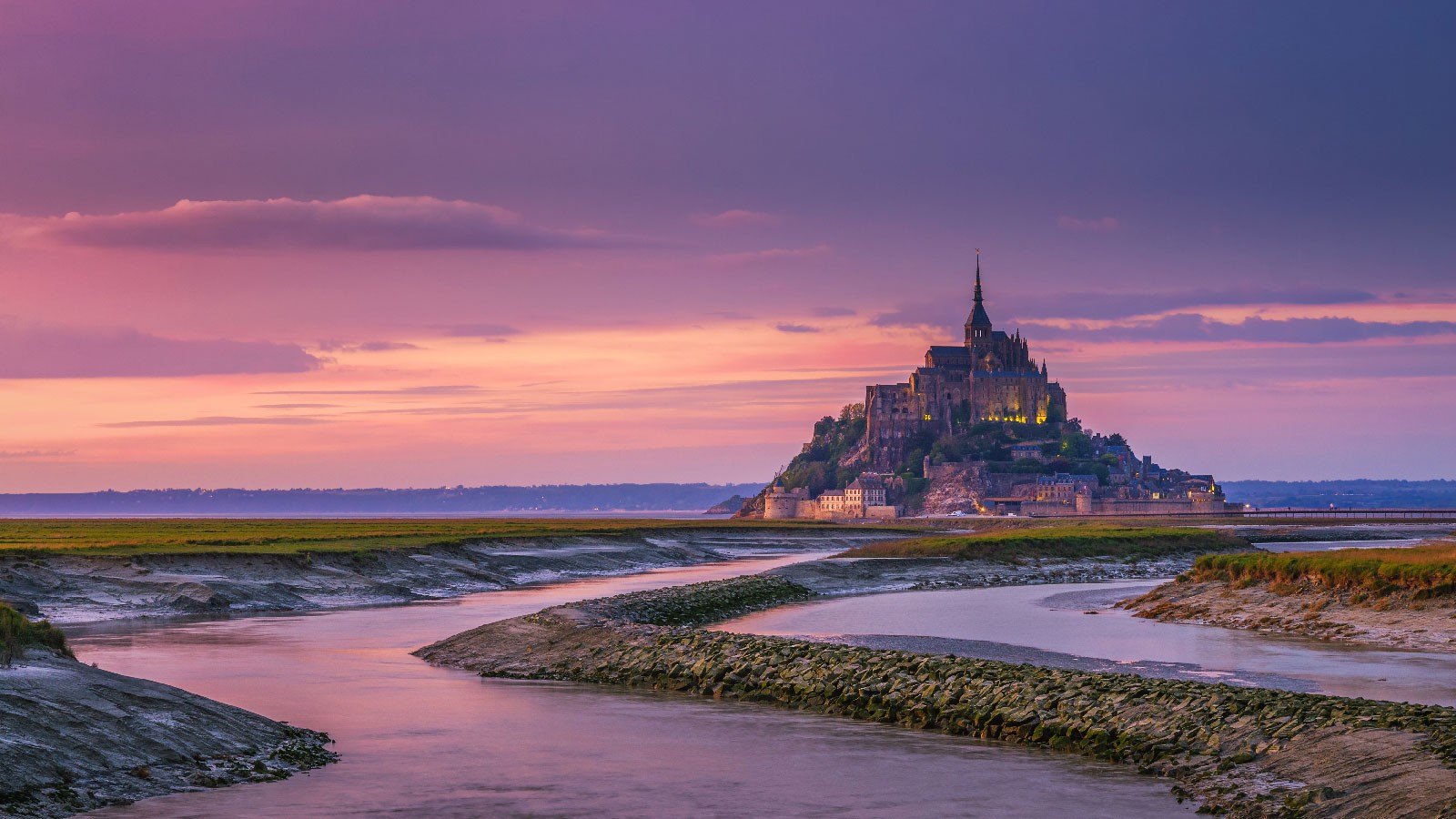 8118-mont-saint-michel-couleur-dautomne----daliu-shutterstock.com----daliu-shutterstock.com_.jpg