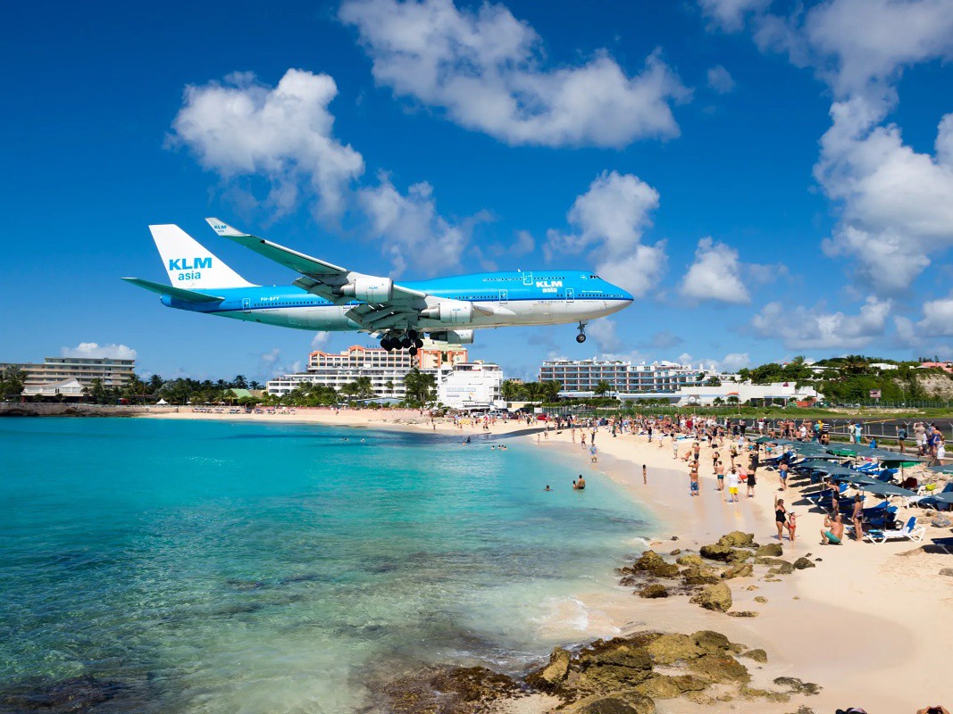 maho-beach-gettyimages-459241223.jpg